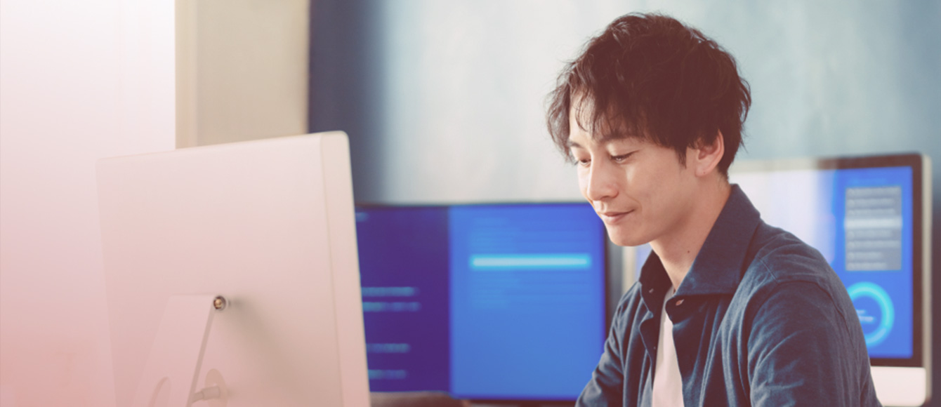 DX担当者が楽しく業務を効率化している様子